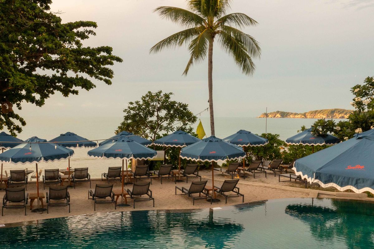 SAii Koh Samui Villas pool and sun loungers overlooking the beach