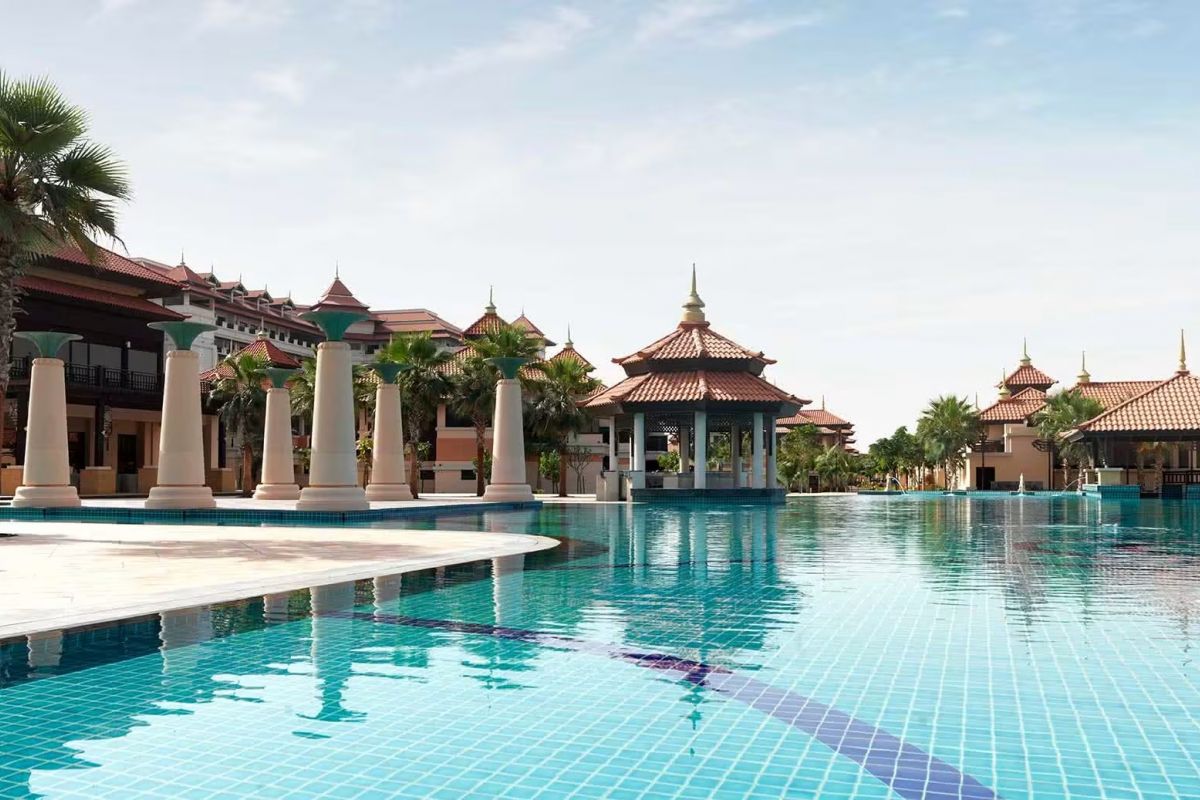 Main pool and pool bar at Anantara The Palm Dubai Resort