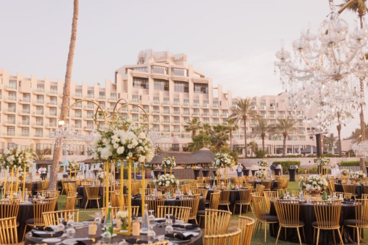 JA Beach Hotel Dubai outdoor restaurant dining