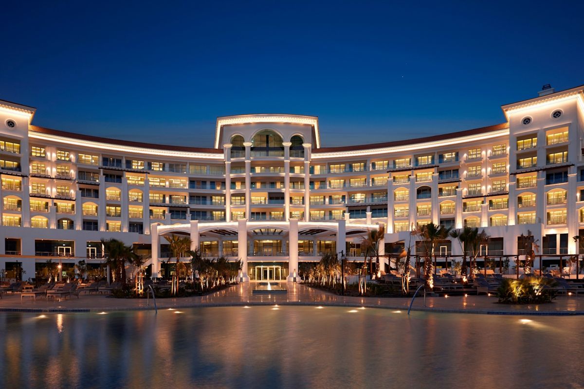 Waldorf Astoria Dubai Palm Jumeirah illuminated at night
