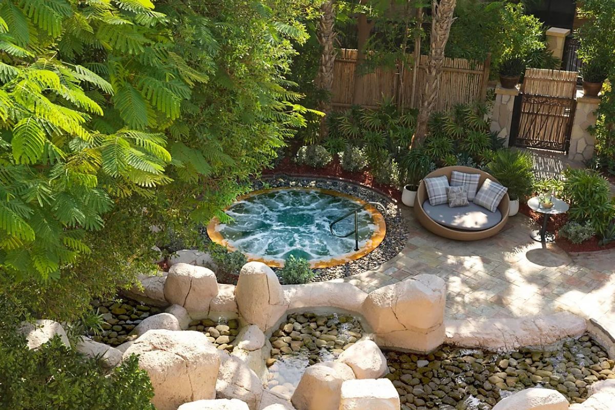 Garden relaxation area with jacuzzi at Sofitel Dubai The Palm