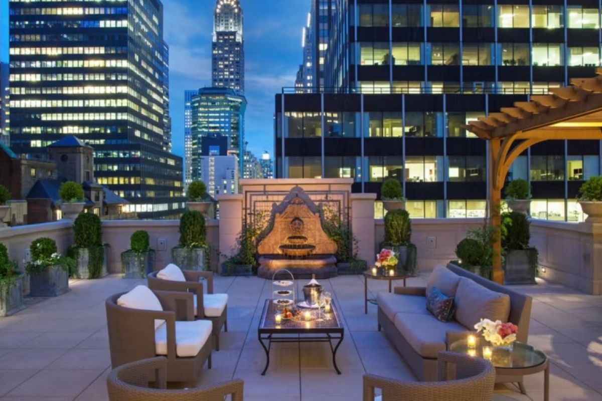 InterContinental New York Barclay outdoor terrace and Manhattan surroundings