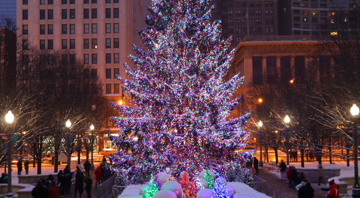 Chicago Christmas tree and festive lights in Chicago