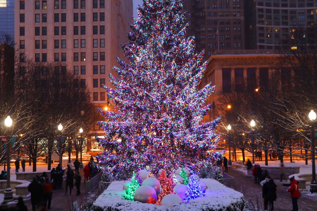 Chicago Christmas tree and festive lights in Chicago