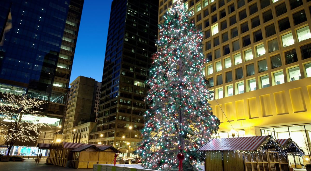 Chicago Christmas market and festive Christmas tree in downtown Chicago