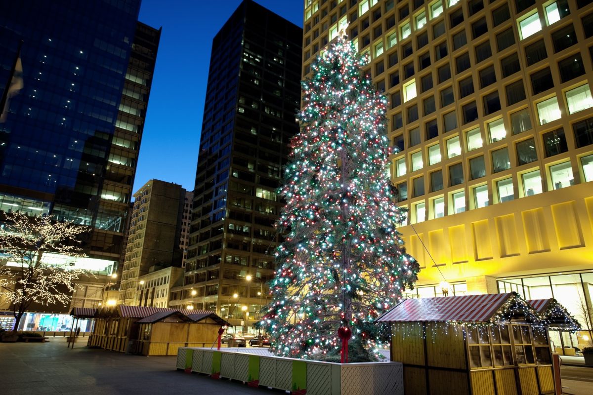 Chicago Christmas market and festive Christmas tree in downtown Chicago