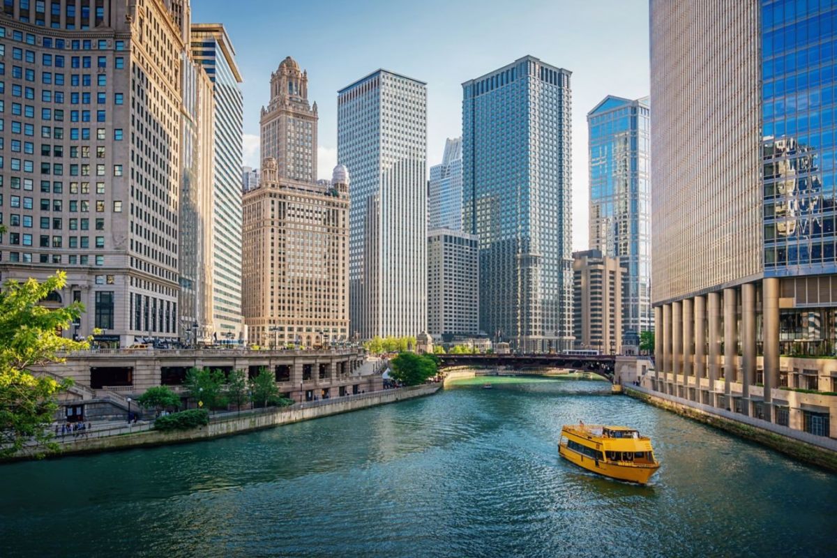 Chicago River and downtown Chicago skyline