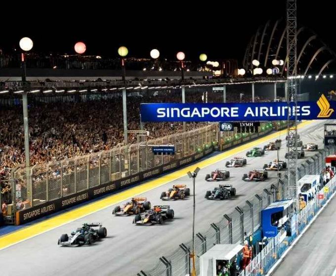 Singapore Grand Prix race action at the Marina Bay street circuit