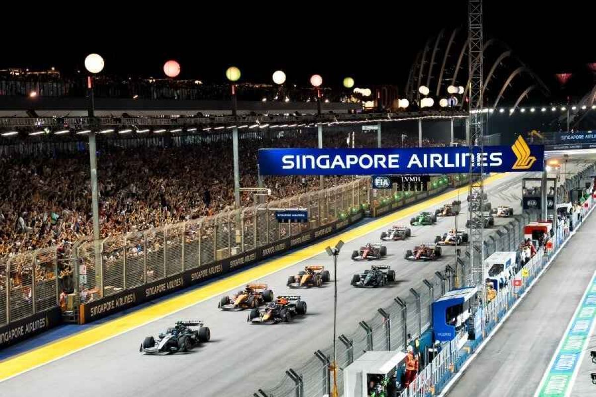 Singapore Grand Prix race action at the Marina Bay street circuit