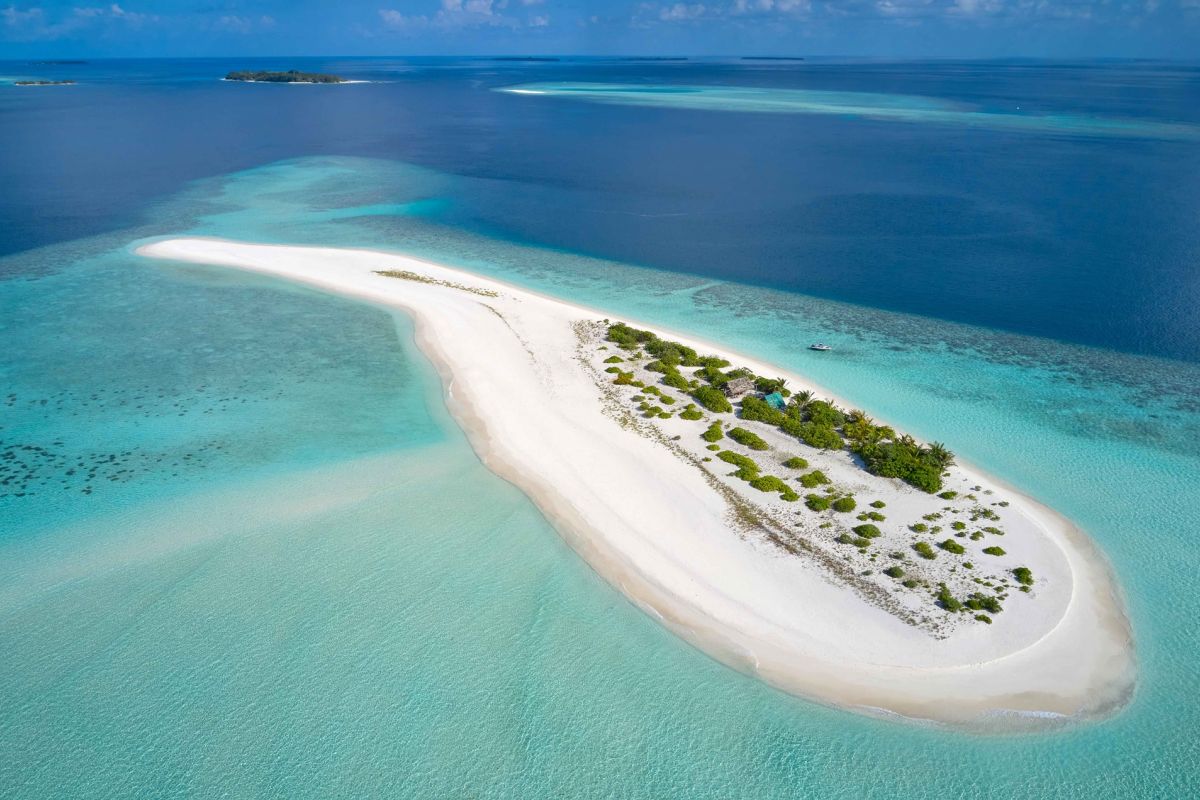 Royal Island Maldives white sandbank and turquoise lagoon