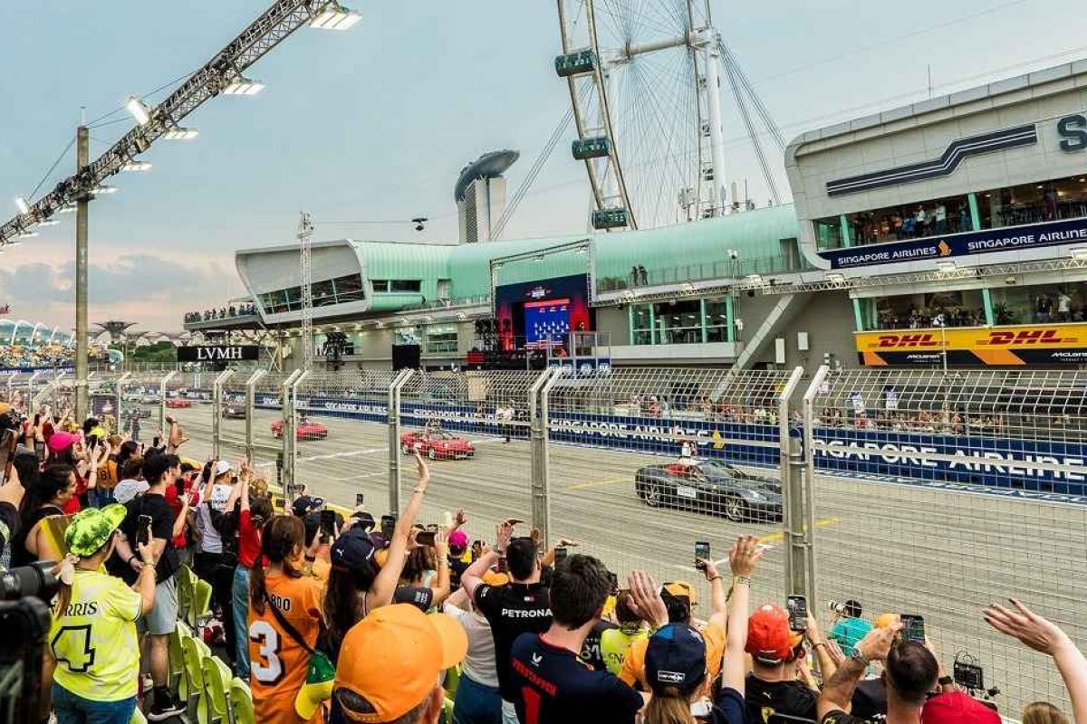 Spectators watching the Singapore Grand Prix race from the circuit