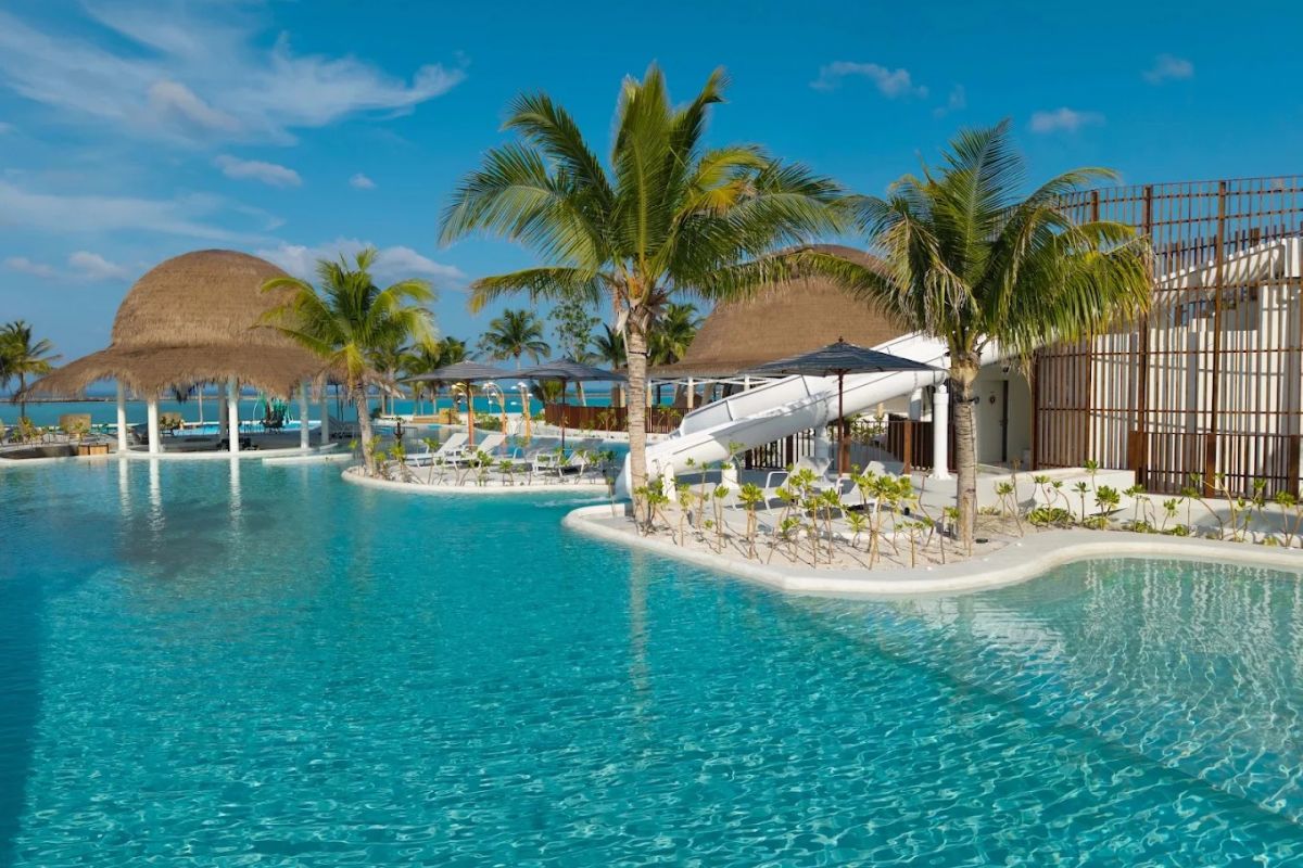 Centara Mirage Lagoon Maldives infinity pool