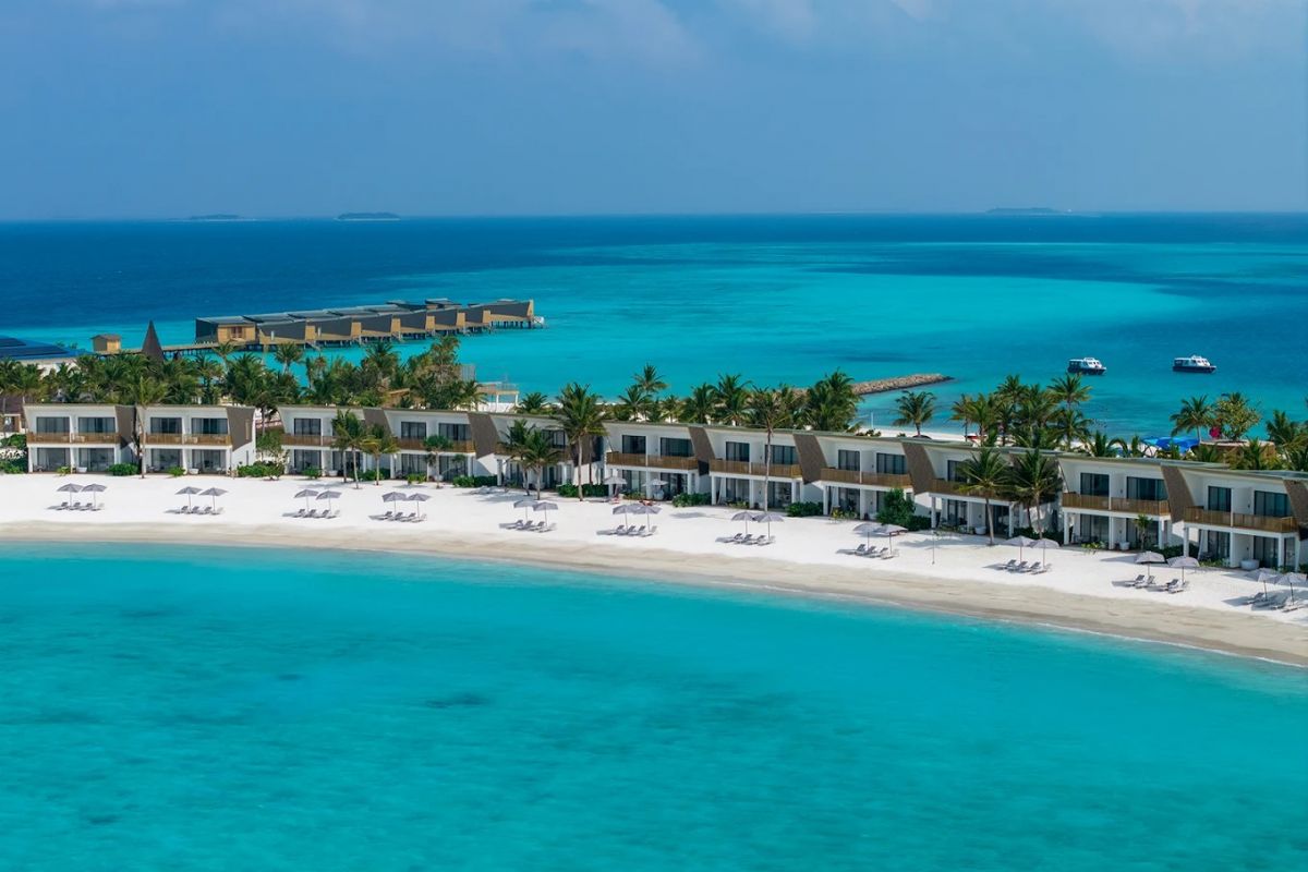 Centara Mirage Lagoon Maldives beach and lagoon